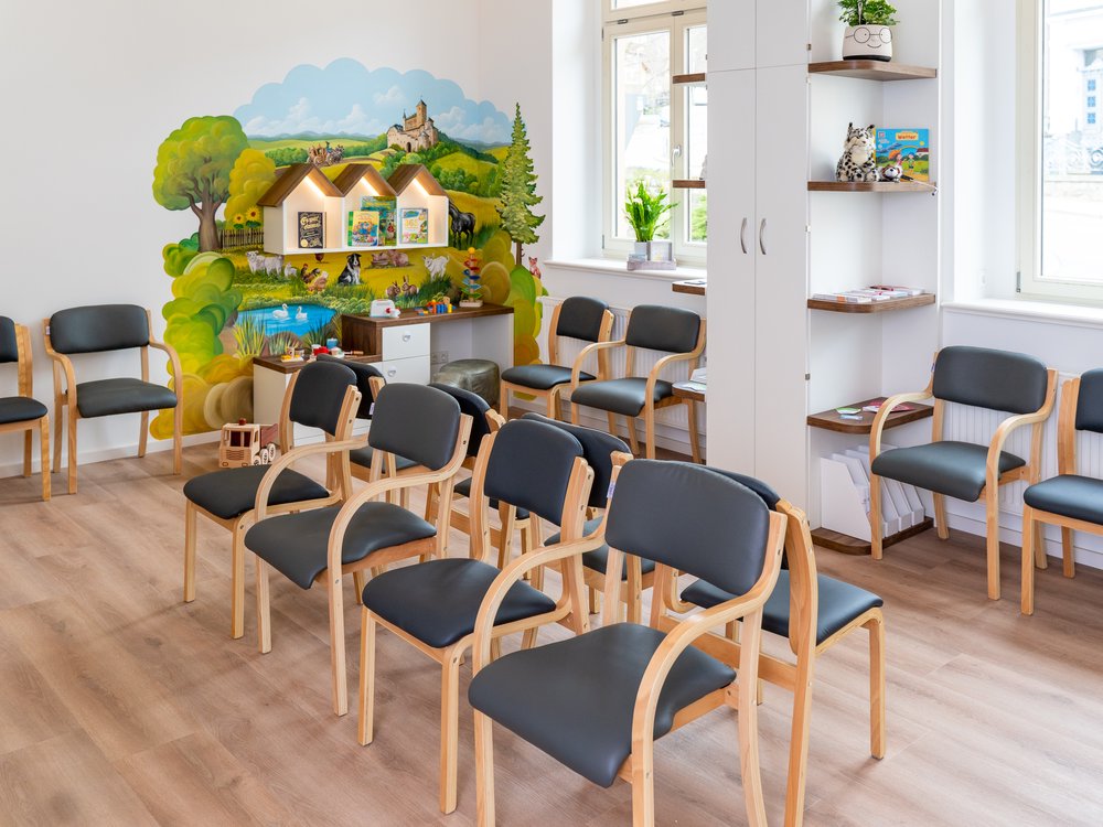 Blick ins Wartezimmer der Familienpraxis Viehhäuser